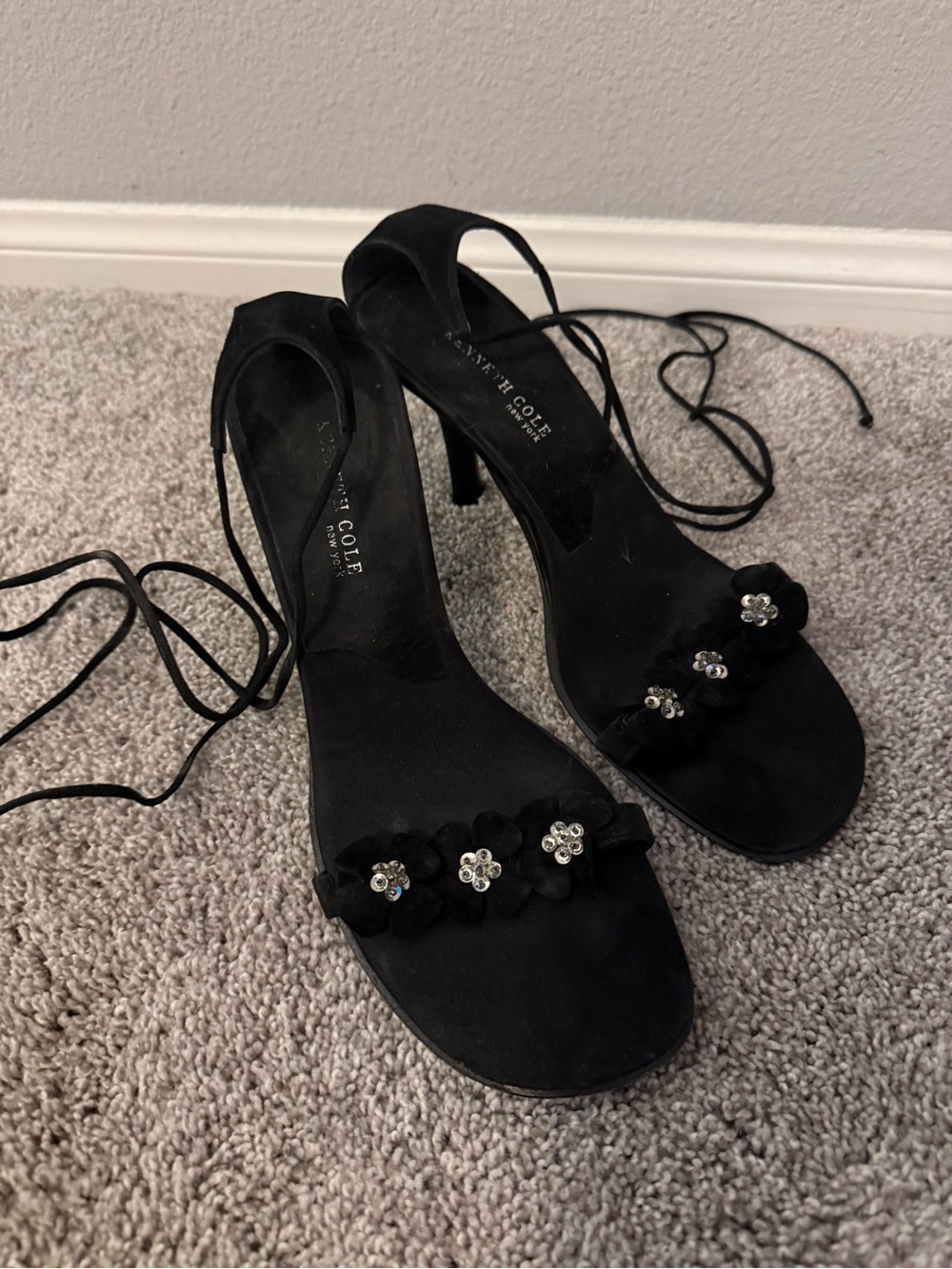 Kenneth Cole Black Suede Floral Embellished Ankle Wrap Heels Sz 10